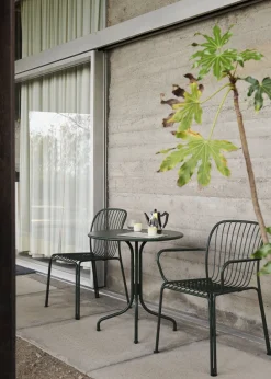 Chaise de jardin empilable avec accoudoires en acier noir chaud Thorvald SC95 - &tradition