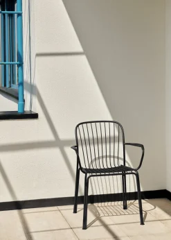 Chaise de jardin empilable avec accoudoires en acier noir chaud Thorvald SC95 - &tradition