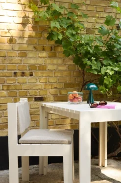 Chaise de jardin en acier beige et coussins beige sable Haus - Hübsch