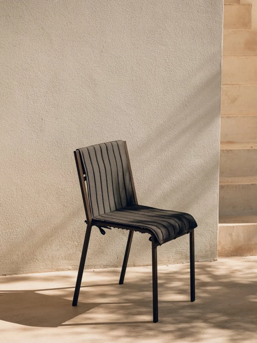 Chaise de jardin en acier brun cacao Oto - noo.ma