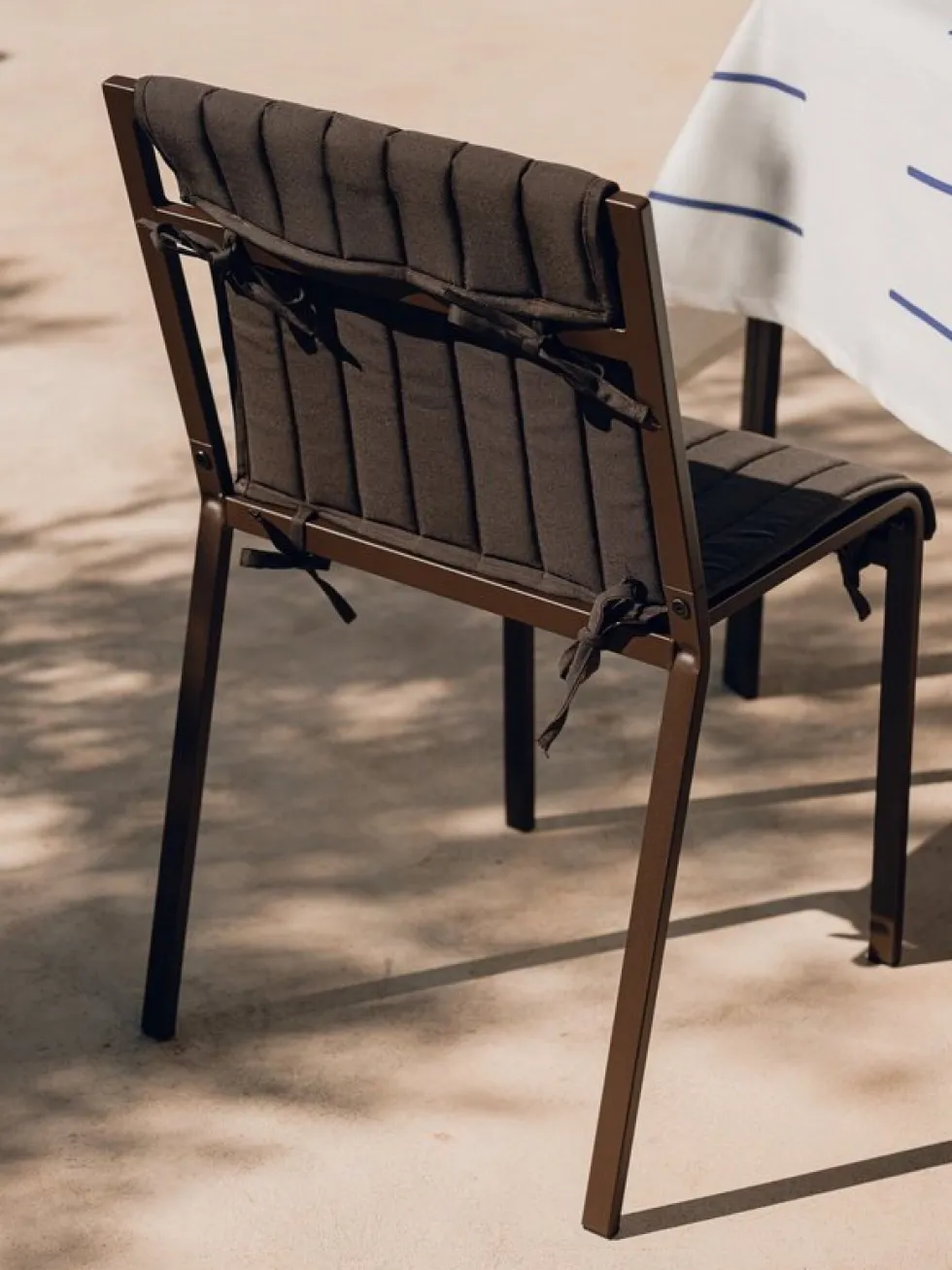 Chaise de jardin en acier brun cacao Oto - noo.ma