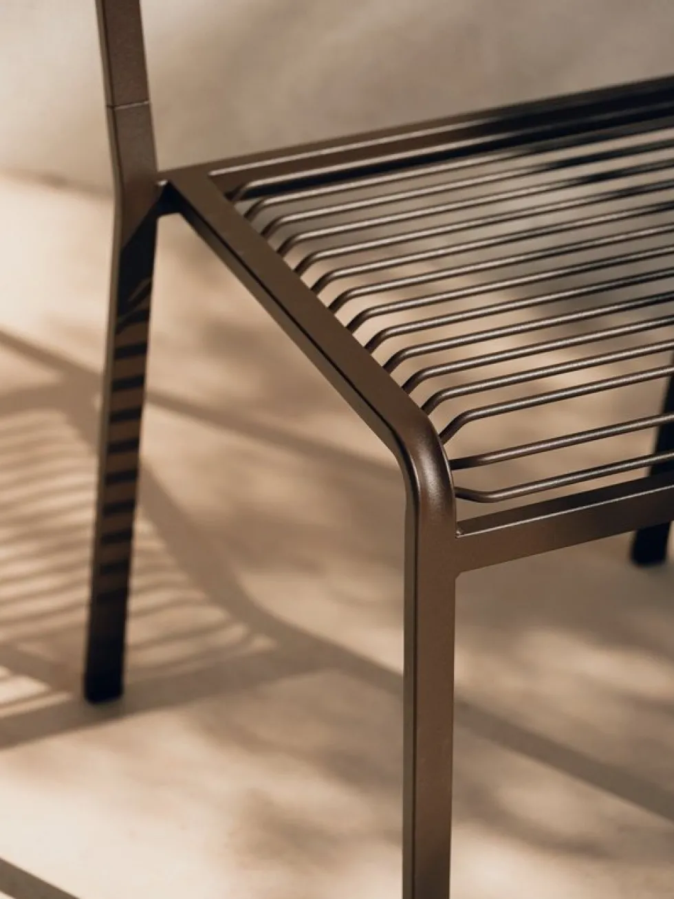 Chaise de jardin en acier brun cacao Oto - noo.ma