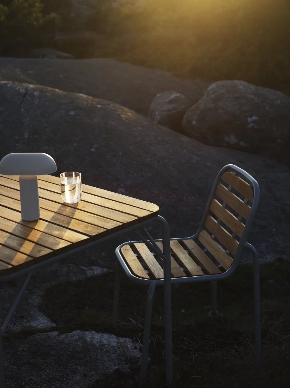 Chaise de jardin en acier et bois vert foncé Vig Robinia - Normann Copenhagen