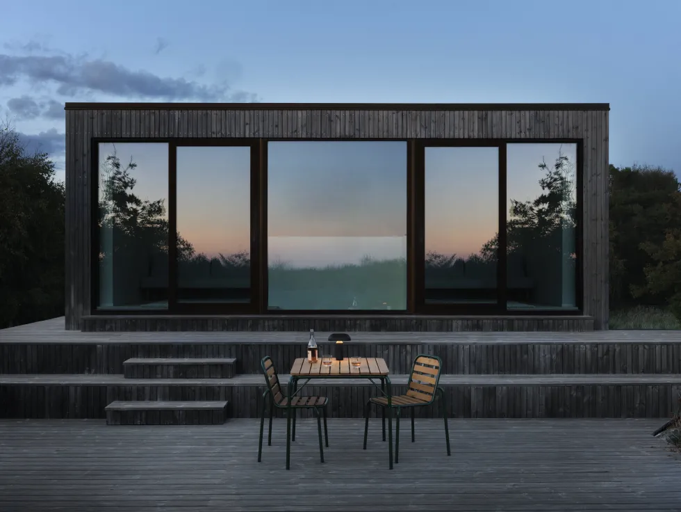 Chaise de jardin en acier et bois vert foncé Vig Robinia - Normann Copenhagen