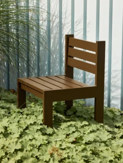 Chaise de jardin en acier marron et coussins bleu foncé Haus - Hübsch