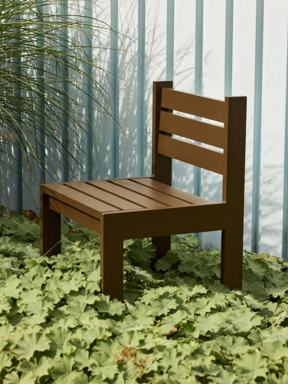 Chaise de jardin en acier marron et coussins bleu foncé Haus - Hübsch