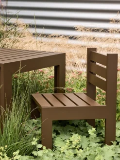 Chaise de jardin en acier marron et coussins bleu foncé Haus - Hübsch