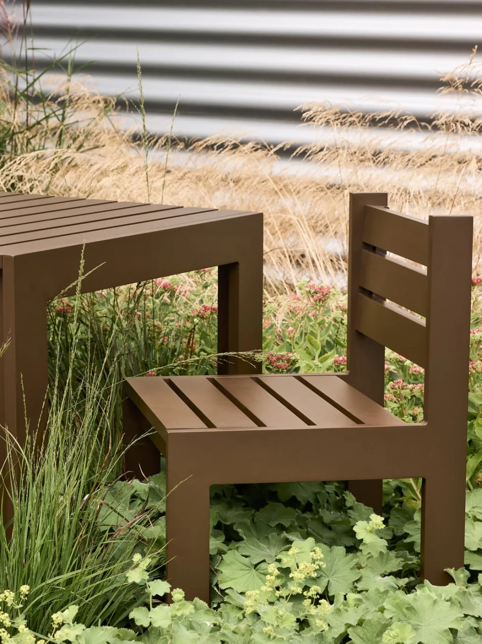 Chaise de jardin en acier marron et coussins bleu foncé Haus - Hübsch