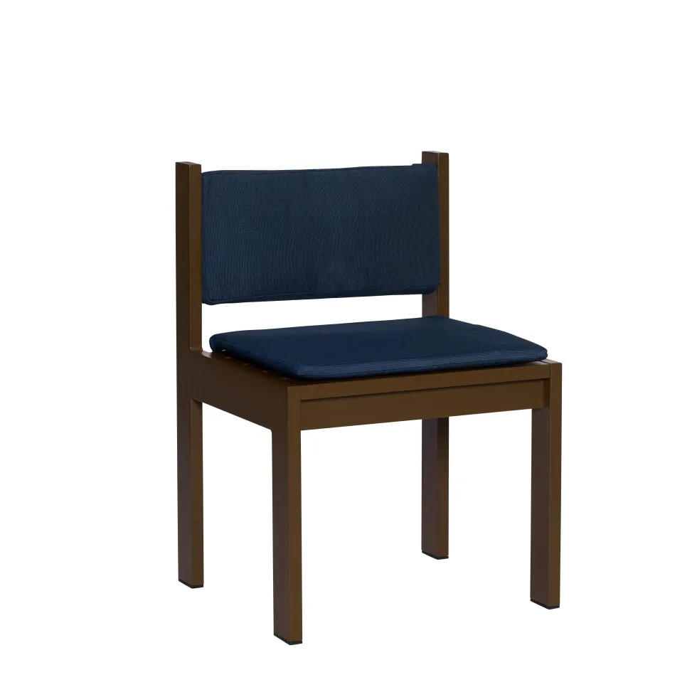 Chaise de jardin en acier marron et coussins bleu foncé Haus - Hübsch
