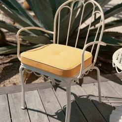 Chaise de jardin en métal blanc antique et coussin en tissu jaune Rivie Mimosa The Al Fresco - Business & Pleasure