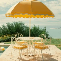 Chaise de jardin en métal blanc antique et coussin en tissu jaune Rivie Mimosa The Al Fresco - Business & Pleasure