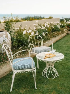 Chaise de jardin en métal blanc antique et coussin en tissu rayé bleu marine The Al Fresco - Business & Pleasure