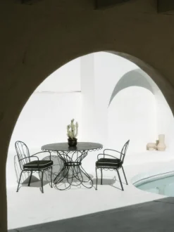Chaise de jardin en métal noir vintage et coussin en tissu rayé bleu marine The Al Fresco - Business & Pleasure