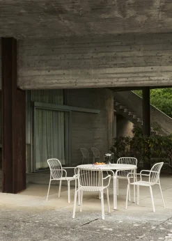 Chaise de jardin large en acier ivoire Thorvald SC100 - &tradition
