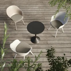 Chaise de jardin new beige Bat - Gubi