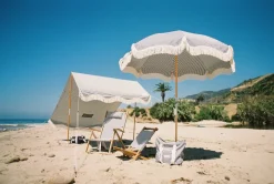Chaise de plage pliante en toile à rayures bleu marine Lauren's Stripe The Tommy Chair - Business & Pleasure