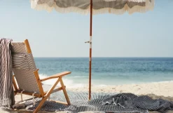 Chaise de plage pliante en toile à rayures bleu marine Lauren's Stripe The Tommy Chair - Business & Pleasure
