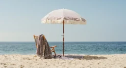 Chaise de plage pliante en toile à rayures bleu marine Lauren's Stripe The Tommy Chair - Business & Pleasure