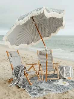 Chaise de plage pliante en toile à rayures bleu marine Lauren's Stripe The Tommy Chair - Business & Pleasure