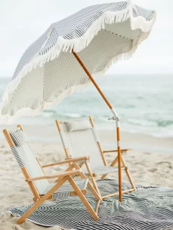 Chaise de plage pliante en toile à rayures bleu marine Lauren's Stripe The Tommy Chair - Business & Pleasure