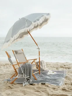 Chaise de plage pliante en toile à rayures bleu marine Lauren's Stripe The Tommy Chair - Business & Pleasure