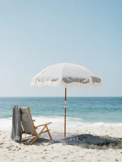 Chaise de plage pliante en toile à rayures bleu marine Lauren's Stripe The Tommy Chair - Business & Pleasure