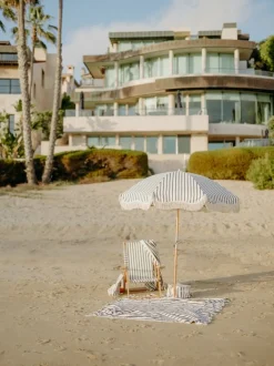 Chaise de plage pliante en toile à rayures noires Monaco The Tommy Chair - Business & Pleasure