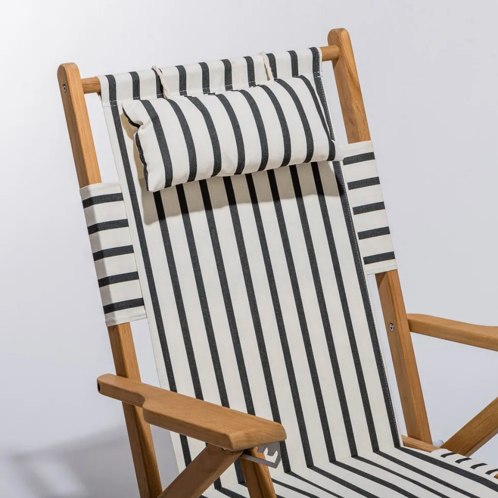 Chaise de plage pliante en toile à rayures noires Monaco The Tommy Chair - Business & Pleasure