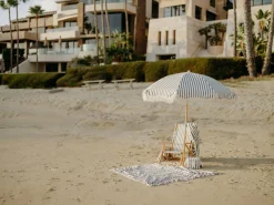 Chaise de plage pliante en toile à rayures noires Monaco The Tommy Chair - Business & Pleasure