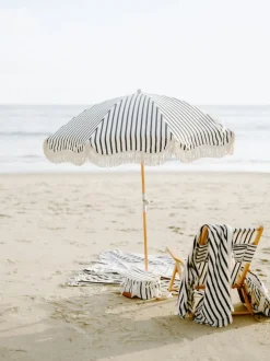 Chaise de plage pliante en toile à rayures noires Monaco The Tommy Chair - Business & Pleasure