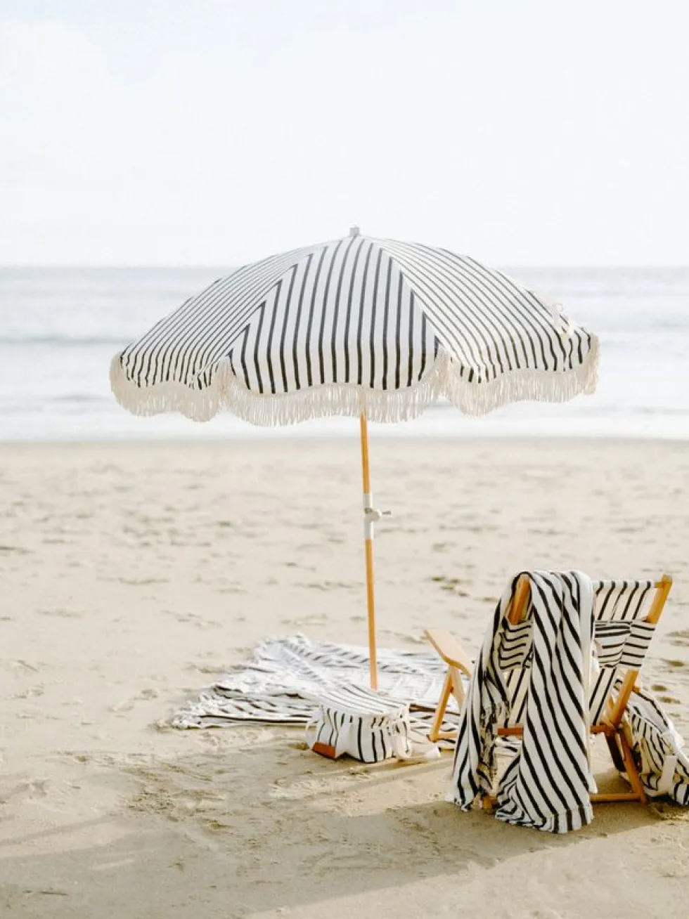 Chaise de plage pliante en toile à rayures noires Monaco The Tommy Chair - Business & Pleasure