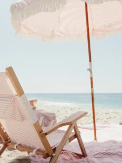 Chaise de plage pliante en toile à rayures rose Lauren's Stripe The Tommy Chair - Business & Pleasure