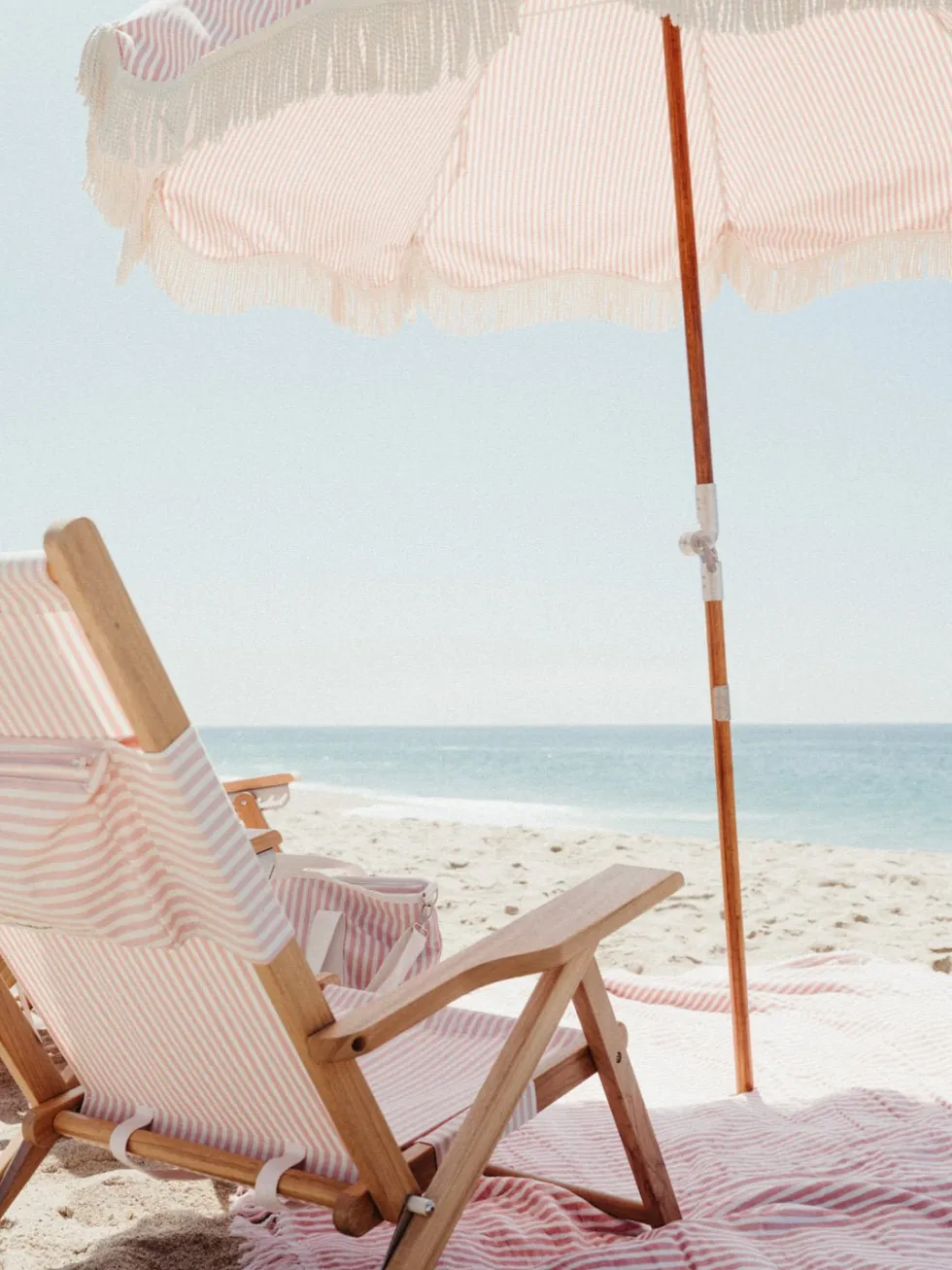 Chaise de plage pliante en toile à rayures rose Lauren's Stripe The Tommy Chair - Business & Pleasure