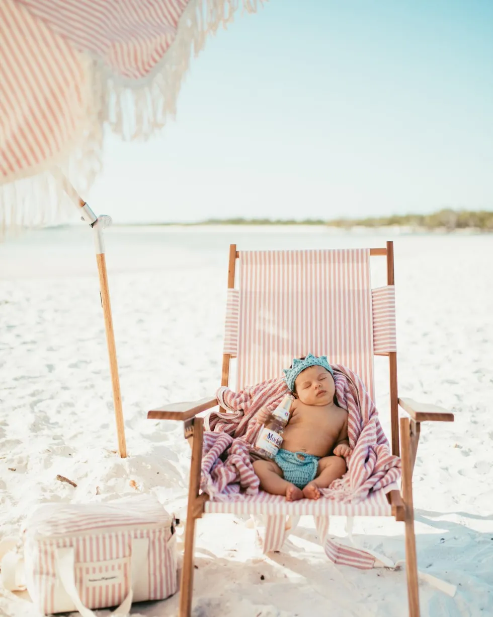 Chaise de plage pliante en toile à rayures rose Lauren's Stripe The Tommy Chair - Business & Pleasure