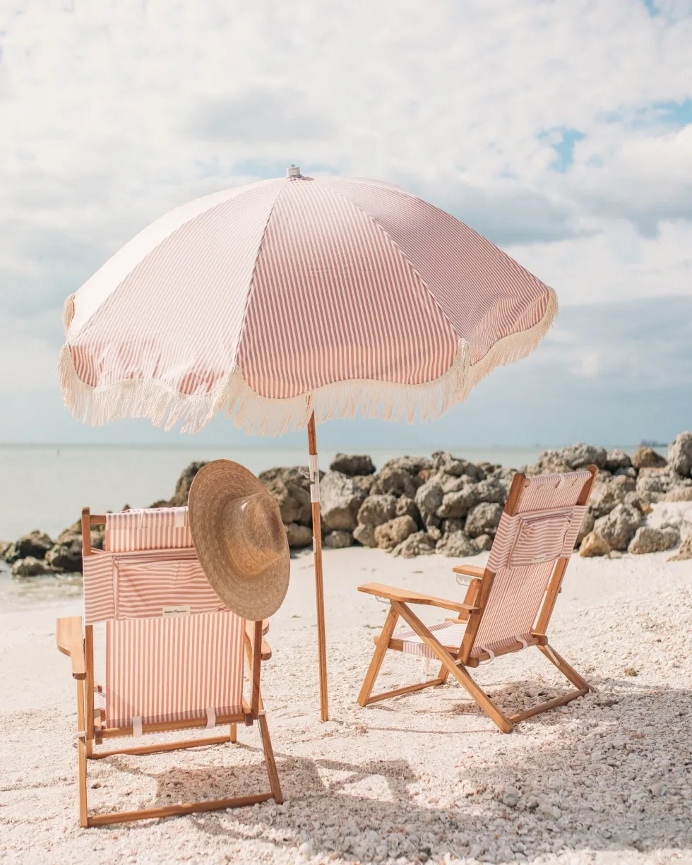 Chaise de plage pliante en toile à rayures rose Lauren's Stripe The Tommy Chair - Business & Pleasure