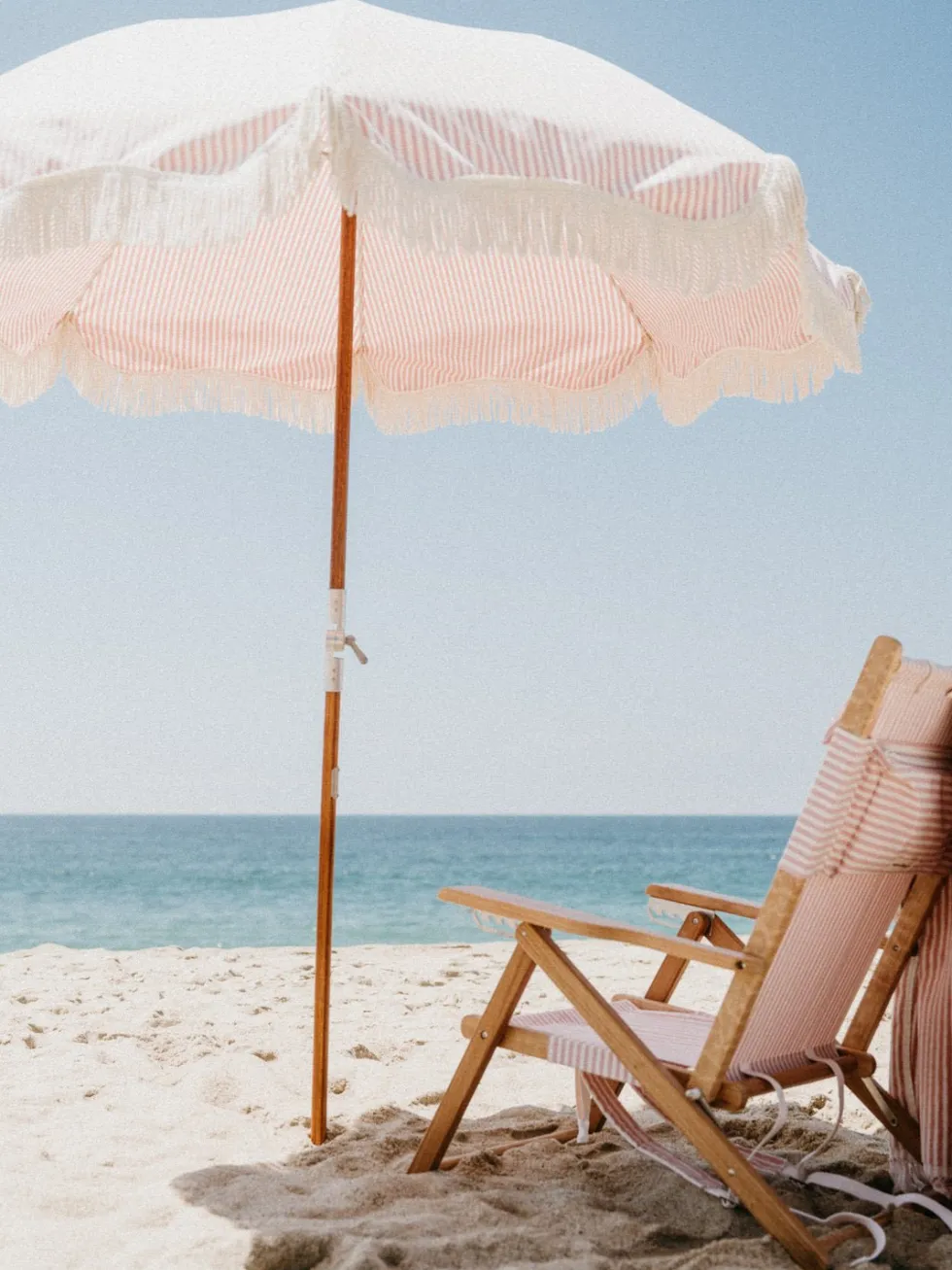 Chaise de plage pliante en toile à rayures rose Lauren's Stripe The Tommy Chair - Business & Pleasure