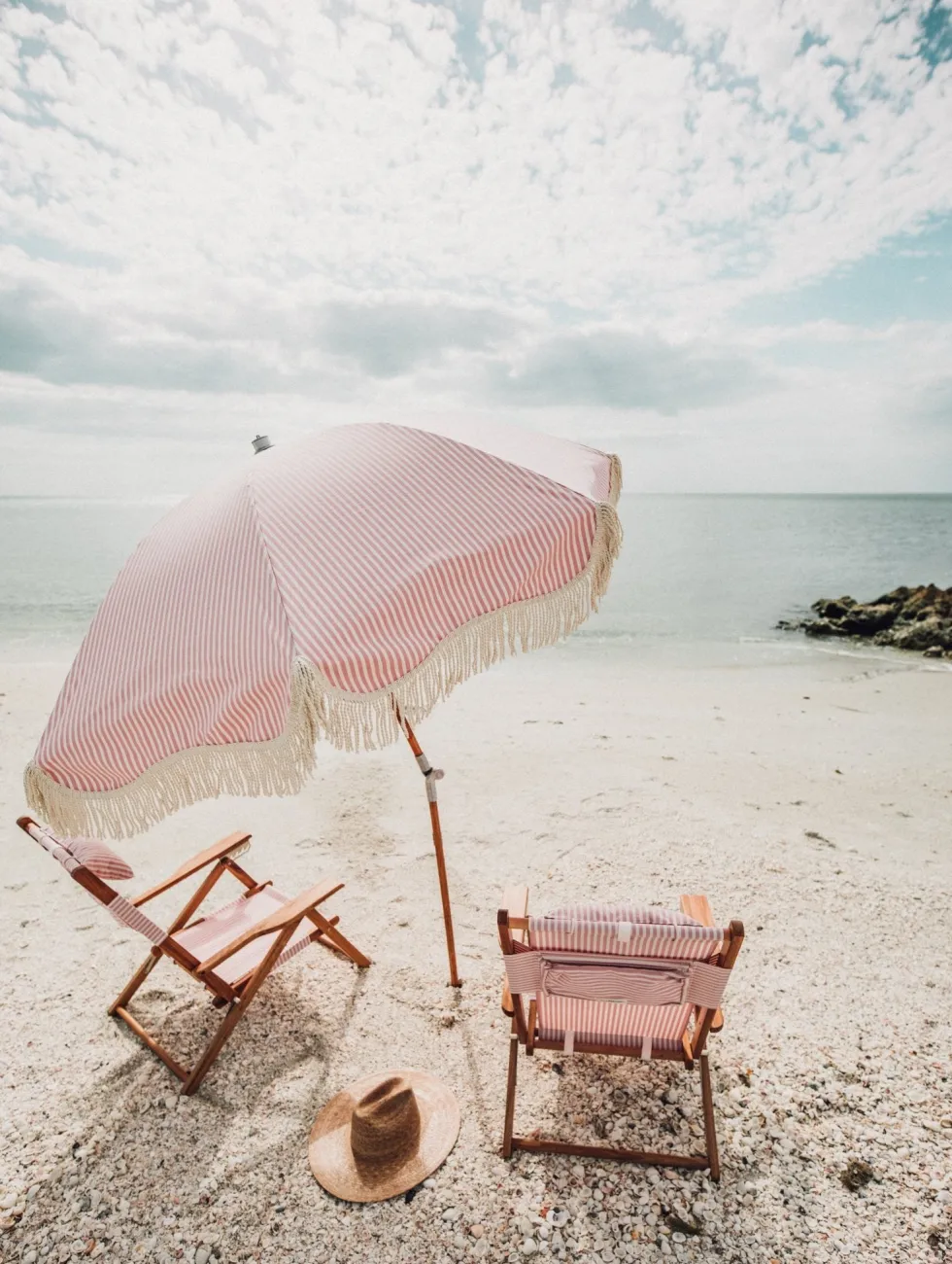 Chaise de plage pliante en toile à rayures rose Lauren's Stripe The Tommy Chair - Business & Pleasure