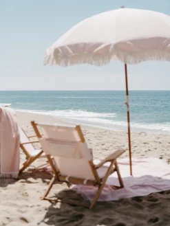 Chaise de plage pliante en toile à rayures rose Lauren's Stripe The Tommy Chair - Business & Pleasure