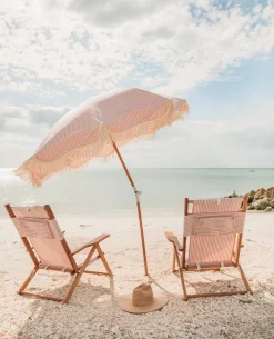 Chaise de plage pliante en toile à rayures rose Lauren's Stripe The Tommy Chair - Business & Pleasure
