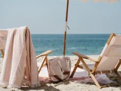 Chaise de plage pliante en toile à rayures rose Lauren's Stripe The Tommy Chair - Business & Pleasure