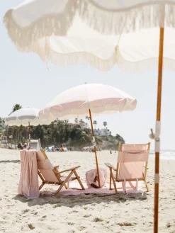Chaise de plage pliante en toile à rayures rose Lauren's Stripe The Tommy Chair - Business & Pleasure