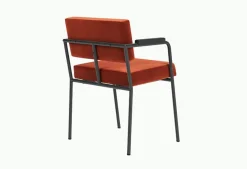 Chaise de salle à manger avec accoudoirs en acier noir et tissu rouge Monday - Fest Amsterdam