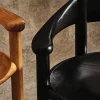 Chaise de salle à manger avec accoudoirs en pin noir Daumiller - Gubi