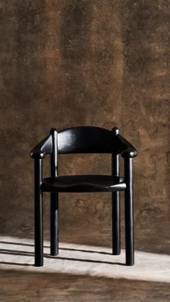 Chaise de salle à manger avec accoudoirs en pin noir Daumiller - Gubi