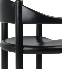 Chaise de salle à manger avec accoudoirs en pin noir Daumiller - Gubi