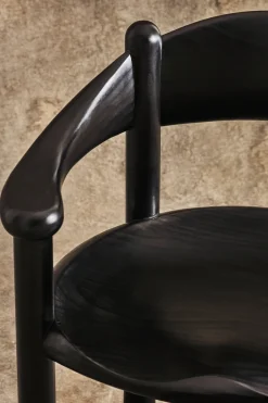 Chaise de salle à manger avec accoudoirs en pin noir Daumiller - Gubi