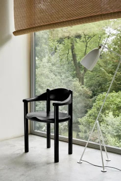 Chaise de salle à manger avec accoudoirs en pin noir Daumiller - Gubi