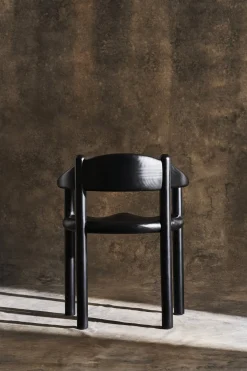 Chaise de salle à manger avec accoudoirs en pin noir Daumiller - Gubi