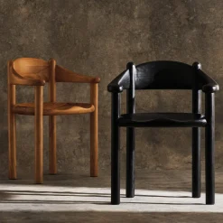 Chaise de salle à manger avec accoudoirs en pin noir Daumiller - Gubi
