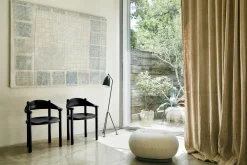 Chaise de salle à manger avec accoudoirs en pin noir Daumiller - Gubi
